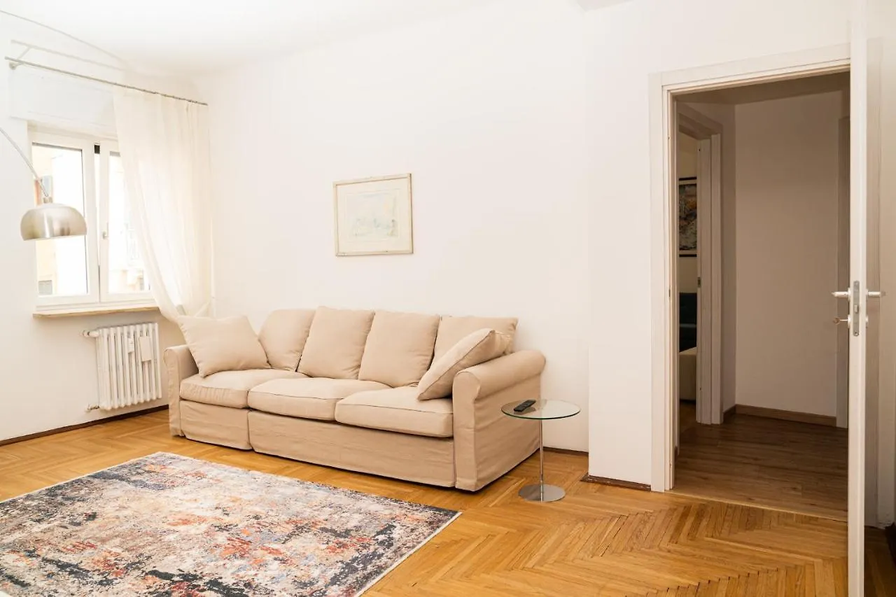 Domus Verona - Elegante Residenza Con Affaccio Su Porta Leoni 0*,
