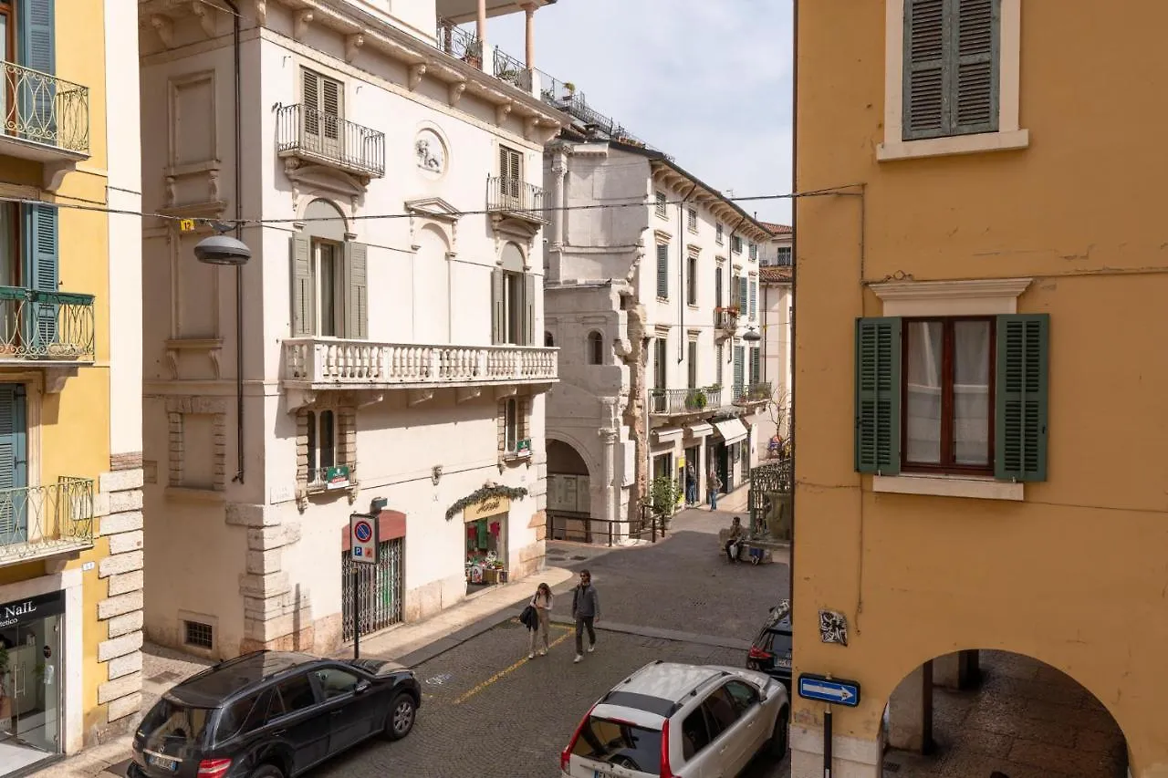 Domus Verona - Elegante Residenza Con Affaccio Su Porta Leoni 公寓