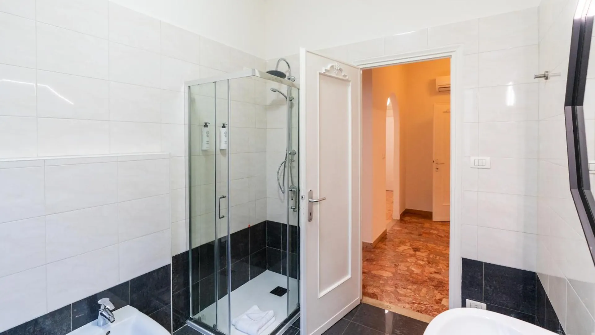 Domus Verona - Elegante Residenza Con Affaccio Su Porta Leoni 0*,