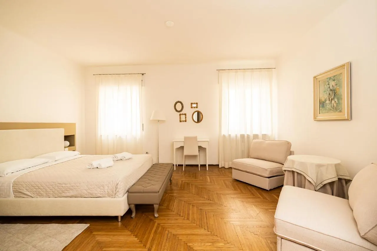 Domus Verona - Elegante Residenza Con Affaccio Su Porta Leoni