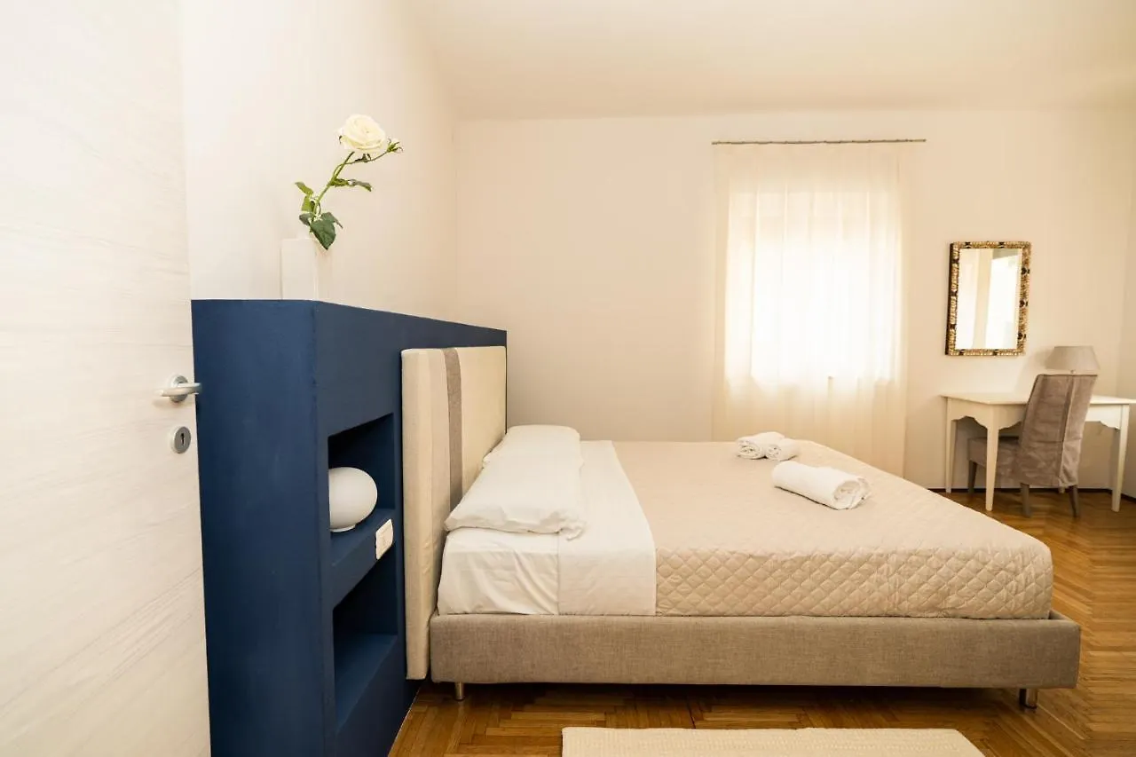 Domus Verona - Elegante Residenza Con Affaccio Su Porta Leoni 0*,  Italy