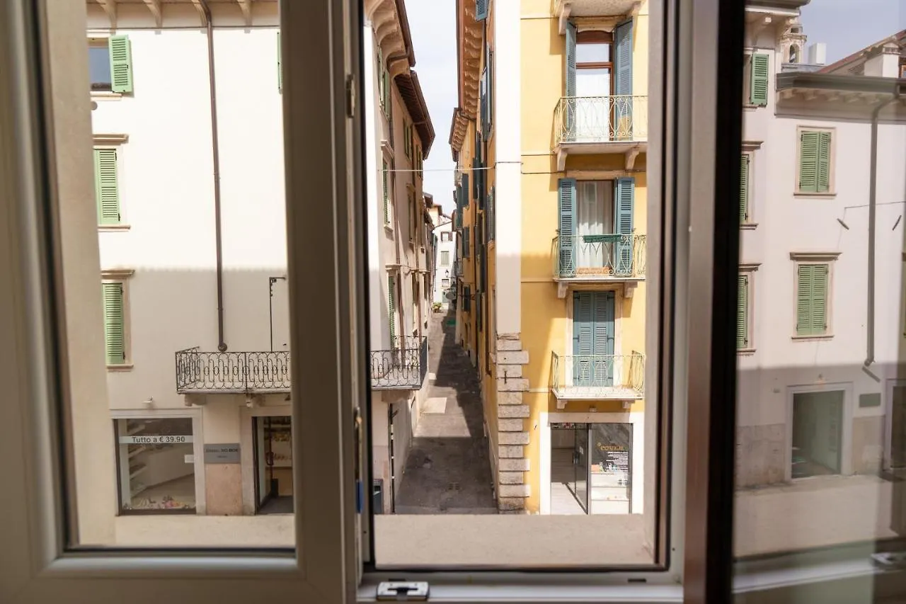 Domus Verona - Elegante Residenza Con Affaccio Su Porta Leoni 0*,