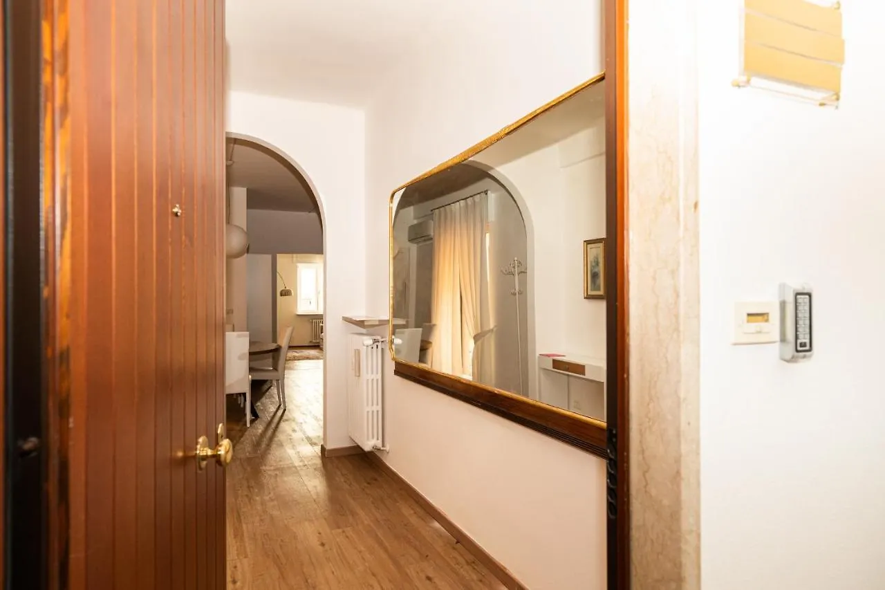 Apartment Domus Verona - Elegante Residenza Con Affaccio Su Porta Leoni