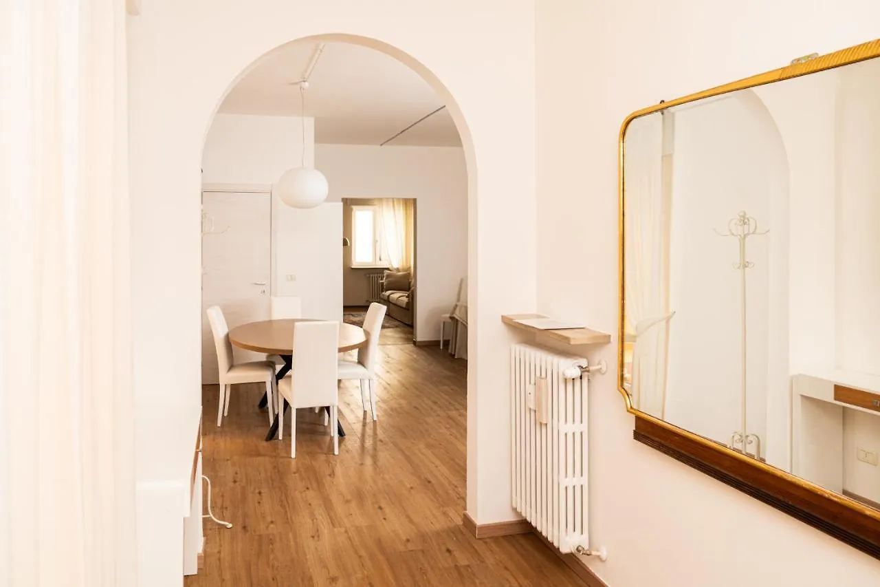 Domus Verona - Elegante Residenza Con Affaccio Su Porta Leoni 0*,  איטליה