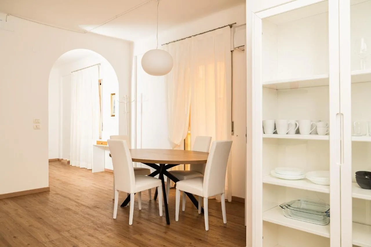 Domus Verona - Elegante Residenza Con Affaccio Su Porta Leoni 0*,  איטליה