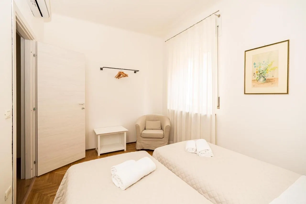 Domus Verona - Elegante Residenza Con Affaccio Su Porta Leoni דירה