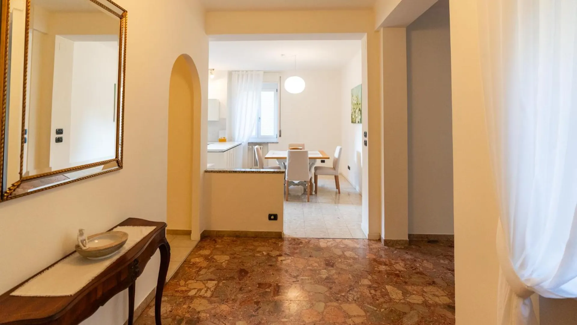 Domus Verona - Elegante Residenza Con Affaccio Su Porta Leoni דירה